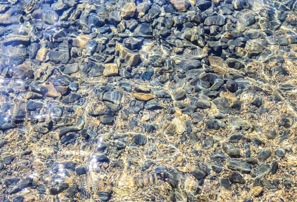 Su altında düz çakıl taşı — Stok fotoğraf