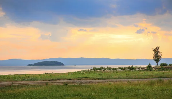 Beautiful sunset over the lake — Stock Photo, Image