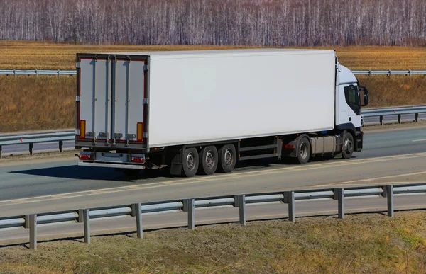 Trailer transporting cargo — Stock Photo, Image