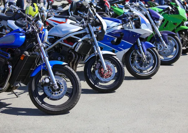 Motos en el aparcamiento — Foto de Stock