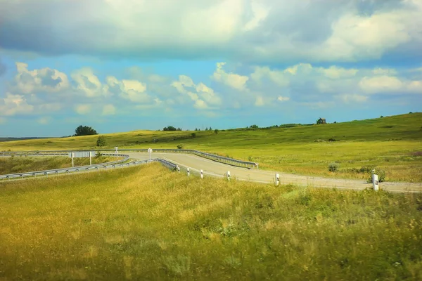 A mező és a közúti villával táj — Stock Fotó
