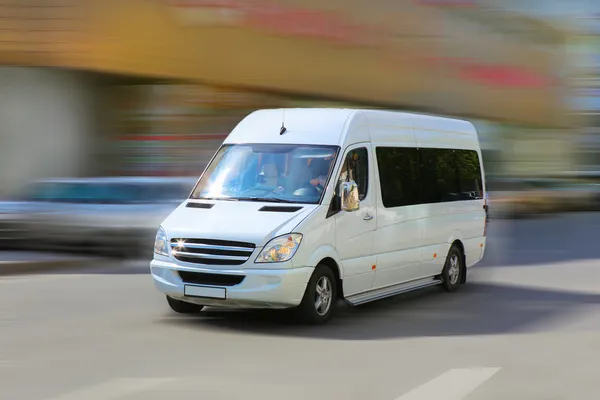 Minibus jedzie na ulicę City Zdjęcie Stockowe