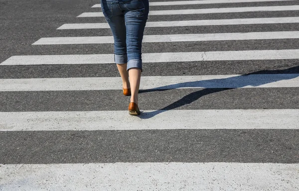 Donna che va sul marciapiede — Foto Stock