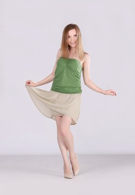 Kız yeşil fanila ve bej etek