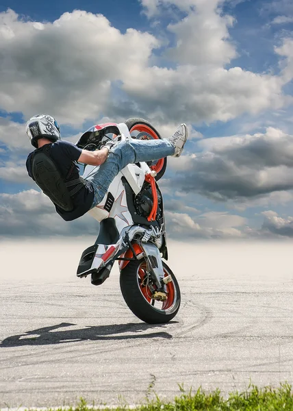 Trick mit dem Motorrad gegen den Himmel — Stockfoto