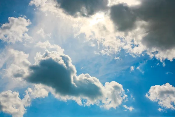 Céu com nuvens fechando o sol — Fotografia de Stock