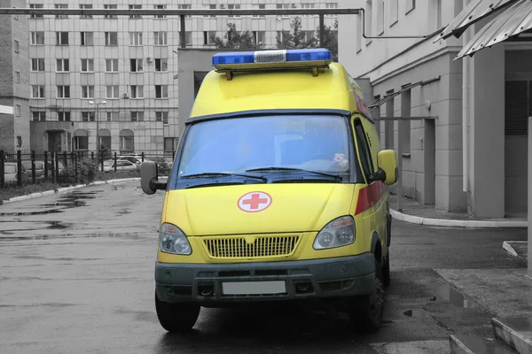 Gele ambulance van — Stockfoto