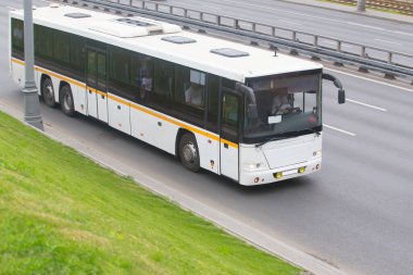 Şehir servis otobüsü şehirde yolcuları taşımaktadır.
