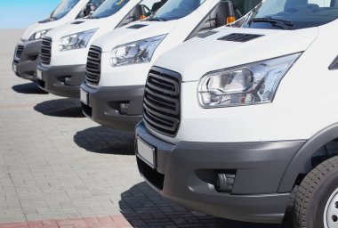 Dışarıda yeni beyaz minibüs ve minibüs sayısı