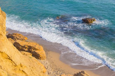 Kumsaldaki Yüksek Sahilde Deniz Dalgaları