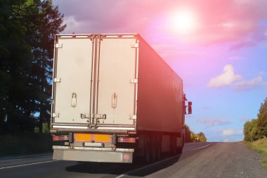 Öğleden sonra kırsal bir otoyolda yarı karavan gezintisi