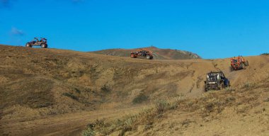 Yazın dağlarda Spor Arabası Zorlu Arazi