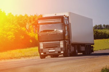 Büyük kamyon otoyolda ilerliyor.