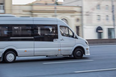Beyaz Minibüs Şehir Caddesine Çıktı