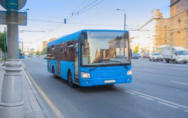 Şehir servis otobüsü şehirde yolcuları taşımaktadır.