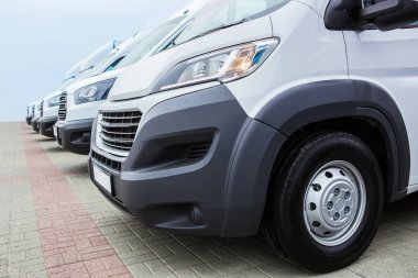 Dışarıda yeni beyaz minibüs ve minibüs sayısı