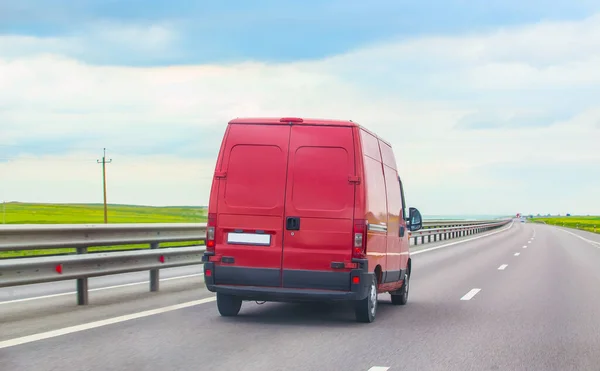 Minibús Rojo Mueve Largo Una Carretera Suburbana — Foto de Stock