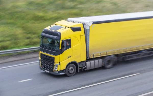 Ciężarówka Porusza Się Wzdłuż Drogi Krajowej Zamazany Ruch — Zdjęcie stockowe
