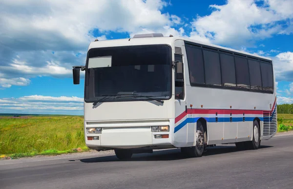 Tourist Bus Moves Country Highway Background Cloudy Sky — Stock Photo, Image