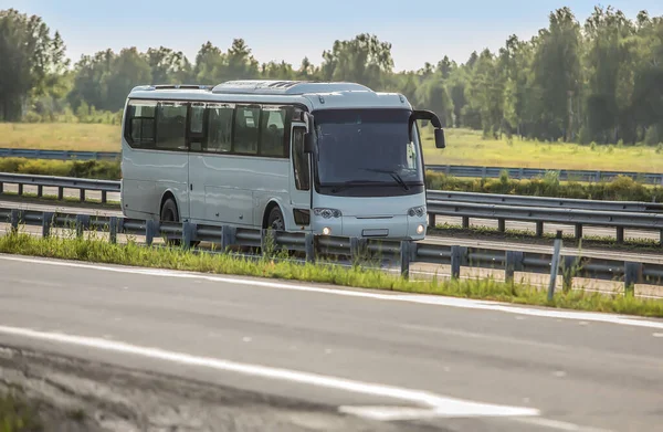 Autobus Turystyczny Poruszający Się Wzdłuż Drogi Poza Miastem — Zdjęcie stockowe