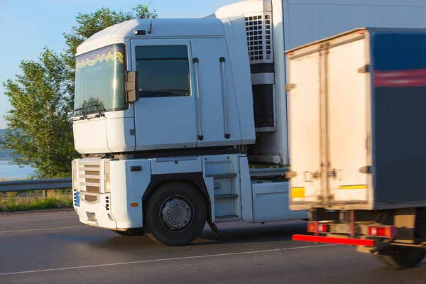 Camiones Que Transportan Mercancías Por Carretera Del País —  Fotos de Stock