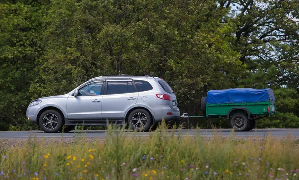 Auto Mit Anhänger Fährt Sommer Auf Landstraße — Stockfoto