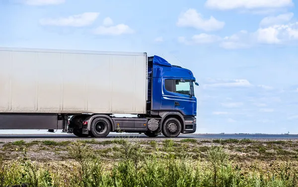 Samochód Ciężarowy Przewozi Ładunek Krajowej Autostradzie — Zdjęcie stockowe