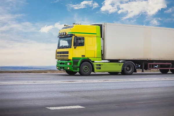 Vrachtwagen Verlicht Door Zon Rijdt Een Landweg — Stockfoto