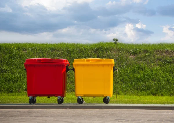 Plastové Kontejnery Odpadky Červené Žluté Ulici Trávníku Pozadí Oblohy — Stock fotografie
