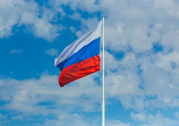 Σημαία Της Ρωσικής Ομοσπονδίας Στο Φόντο Του Ουρανού — Φωτογραφία Αρχείου