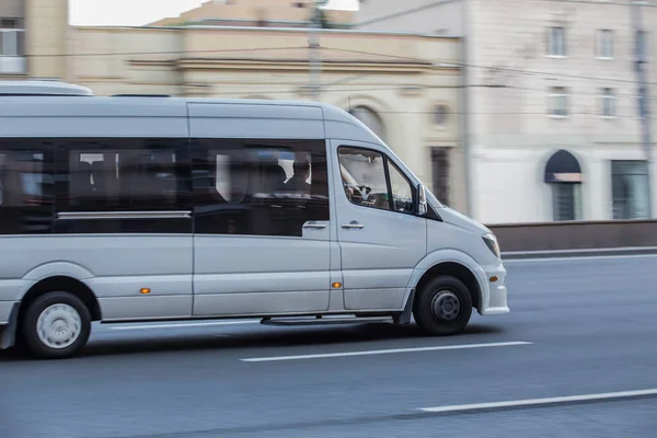 Biały Minibus Jedzie Ulicę City — Zdjęcie stockowe