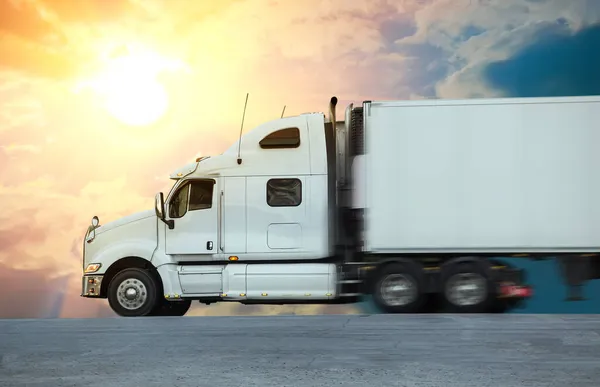 Amerykańska Ciężarówka Porusza Się Drodze Tle Zachmurzonego Nieba Zachodzie Słońca — Zdjęcie stockowe
