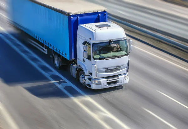 Grande Camion Potente Muove Sulla Strada Principale — Foto Stock