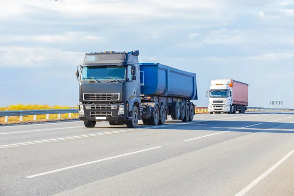 Vrachtwagens Gaat Snelweg Avond Zonsondergang — Stockfoto