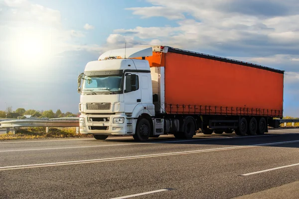 Vrachtwagen Oplegger Beweegt Langs Snelweg Bij Zonsopgang — Stockfoto