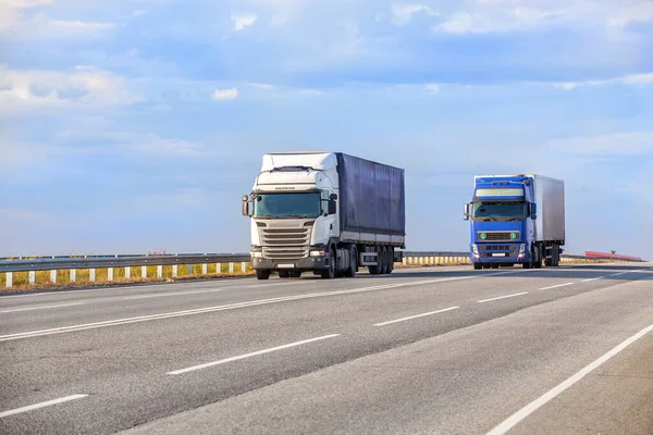 Lastbilar Går Motorvägen Kvällen — Stockfoto