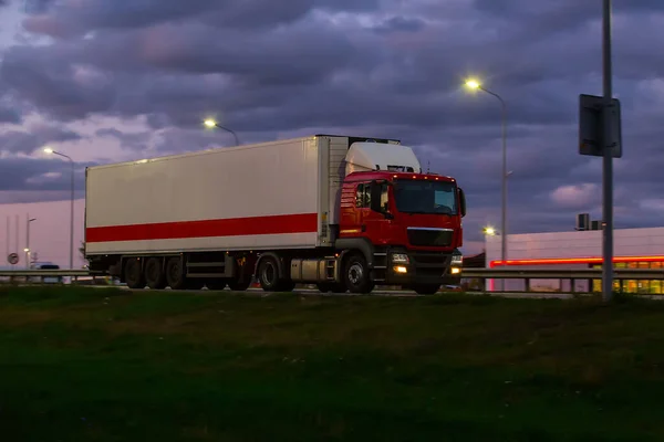 Camión Mueve Carretera Por Noche — Foto de Stock