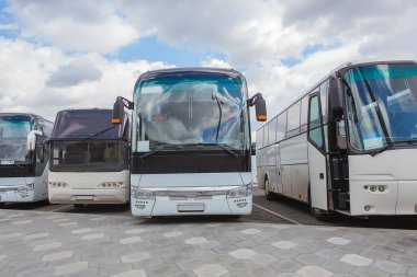 Bulutlu gökyüzünün arka planında turist otobüsleri