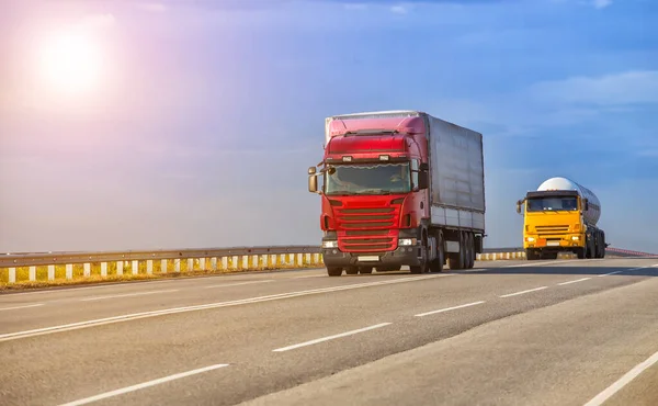 Vrachtwagens Gaat Snelweg Avond Zonsondergang — Stockfoto