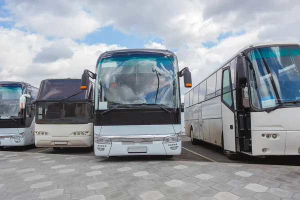 Autobus Turistici Sul Parcheggio Sullo Sfondo Del Cielo Nuvoloso — Foto Stock
