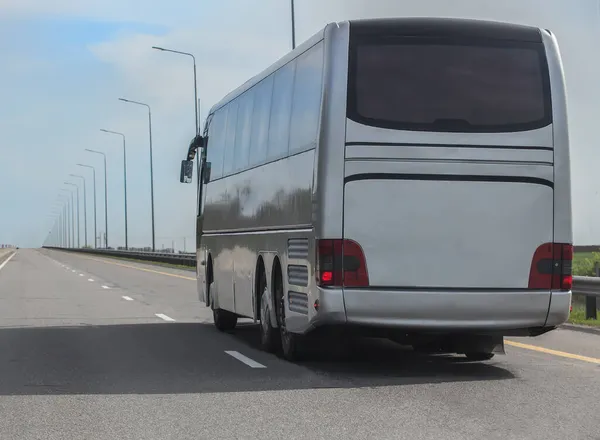 Туристичний Автобус Рухається Приміському Шосе Влітку — стокове фото