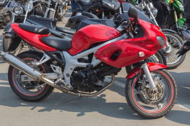 Gün içinde şehirde motosikletler park halinde..