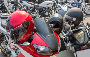 Motosikletli motorcuların arka planına karşı motorsiklet gidonunda motosiklet kaskları.