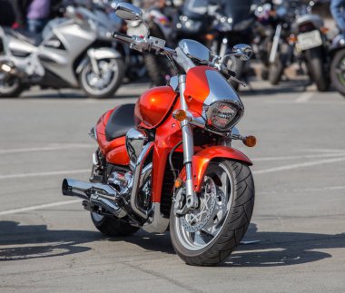 Bir yaz günü otoparkta motosikletler.