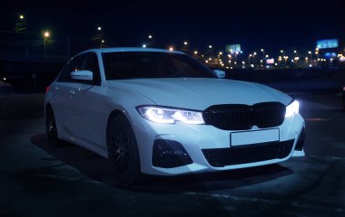 Gece şehrinde modern bir araba.