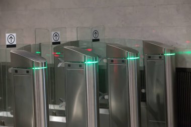 Metro istasyonunda turnike var. Yakın plan.
