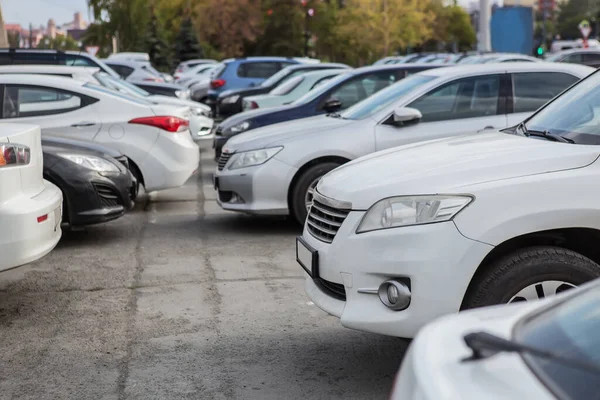 Carros Estacionamento Cidade Perto Shopping — Fotografia de Stock