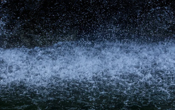 Капли Дождя Падают Бассейн Асфальт — стоковое фото