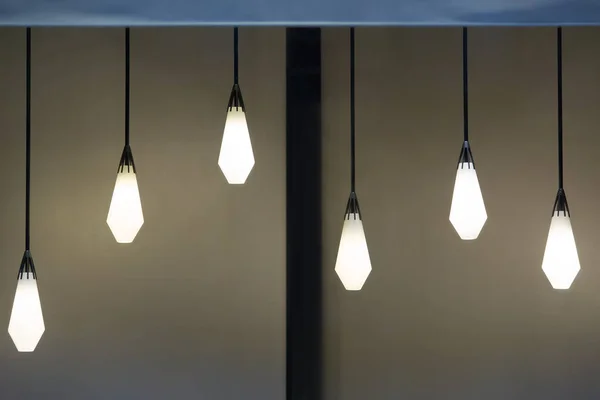 Lysande Futuristiska Lampor Ledningar Som Hänger Från Taket Mot Väggen — Stockfoto