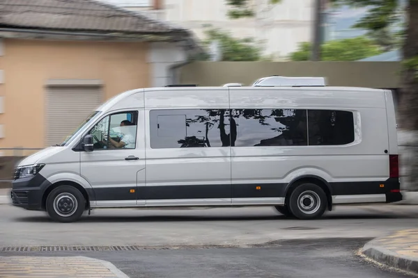 Bussen Rör Sig Längs Smal Stadsgata Dimsyn — Stockfoto